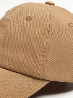 Beżowa czapka z daszkiem