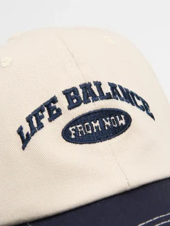 Beżowo-granatowa czapka z daszkem