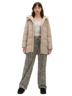 Beżowy pikowany płaszcz