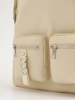 Beżowy plecak z metalowymi detalami