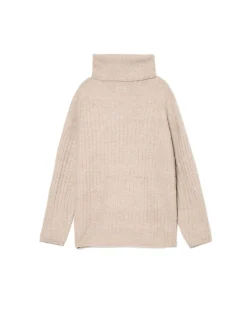 Beżowy sweter z golfem