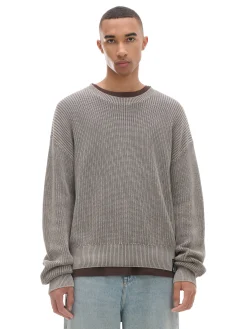 Beżowy sweter z prążkowanej dzianiny