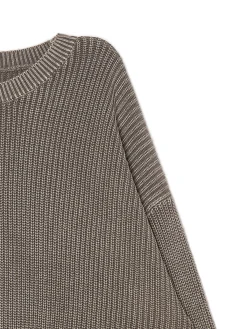 Beżowy sweter z prążkowanej dzianiny