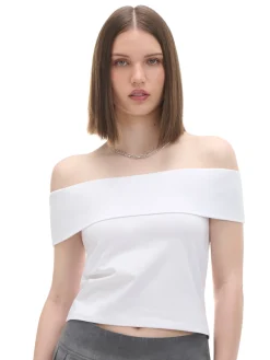 Biała bluzka z dekoltem carmen