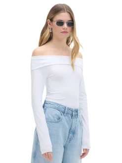 Biała bluzka z odkrytymi ramionami