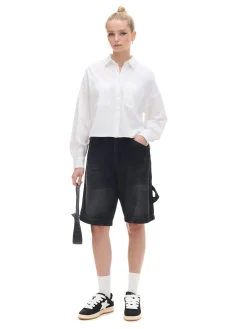 Biała koszula z rozcięciami