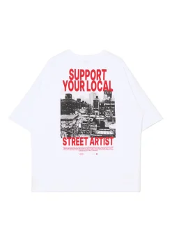 Biała koszulka w streetowym stylu