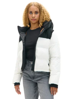 Biała kurtka puffer z czarnym karczkiem