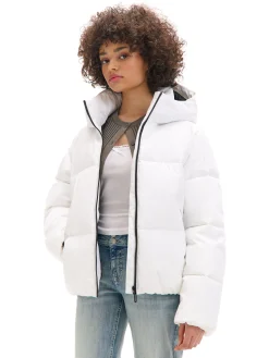 Biała pikowana kurtka z kapturem