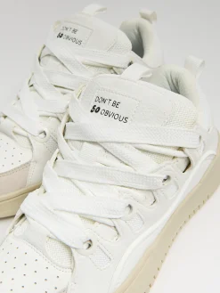 Białe sportowe sneakersy