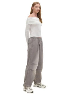 Biały sweter typu carmen