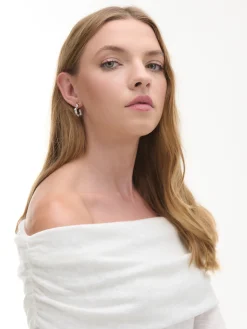 Biały sweter typu carmen