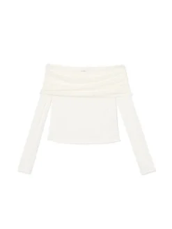 Biały sweter typu carmen