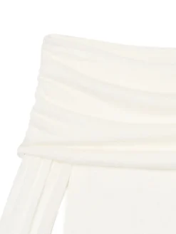 Biały sweter typu carmen