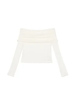 Biały sweter typu carmen