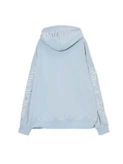 Błękitna bluza z kapturem i naszywkami