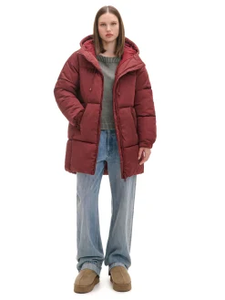 Bordowy pikowany płaszcz z kapturem