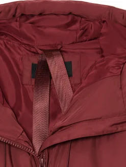 Bordowy pikowany płaszcz z kapturem