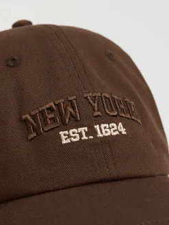 Brązowa czapka z daszkiem