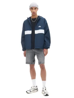 Ciemna kurtka z kapturem