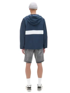 Ciemna kurtka z kapturem