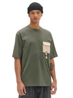 Ciemnozielona koszulka z kieszenią