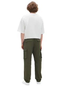 Ciemnozielone spodnie comfort z paskiem