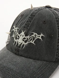 Czapka z daszkiem z ćwiekami