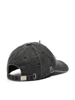 Czapka z daszkiem z ćwiekami