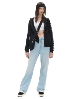 Czarna bluza hoodie z motywem skrzydeł