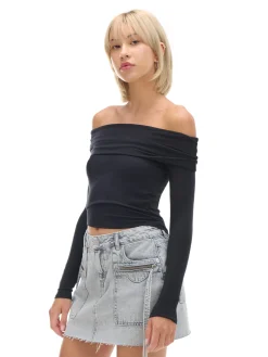 Czarna bluzka z hiszpańskim dekoltem