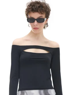 Czarna bluzka z wycięciem