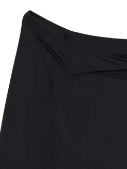 Czarna bluzka z wycięciem