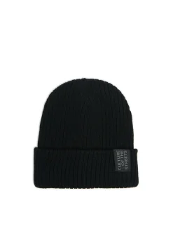 Czarna czapka beanie z naszywką