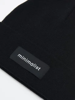 Czarna czapka beanie z naszywką