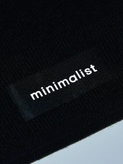 Czarna czapka beanie z naszywką