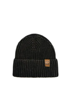 Czarna czapka beanie z naszywką