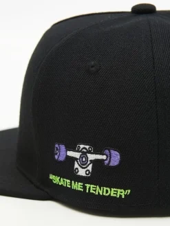 Czarna czapka snapback z haftem