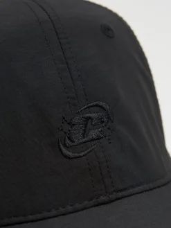 Czarna czapka z daszkiem