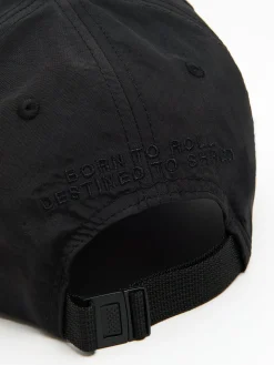 Czarna czapka z daszkiem