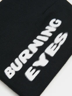 Czarna czapka z napisem