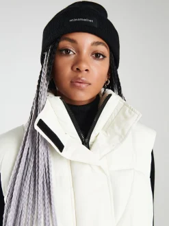 Czarna czapka z napisem