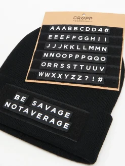 Czarna czapka z personalizowanym napisem