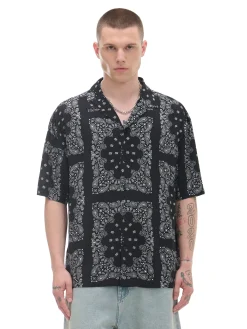 Czarna koszula z krótkim rękawem