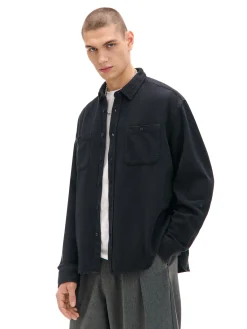 Czarna koszula z postrzępieniami