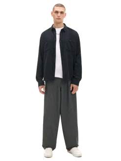 Czarna koszula z postrzępieniami