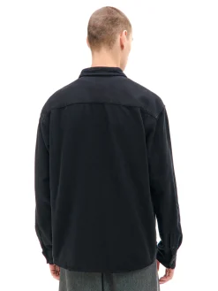 Czarna koszula z postrzępieniami