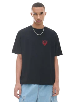 Czarna koszulka z naszywką