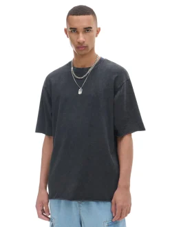 Czarna koszulka z surowym wykończeniem