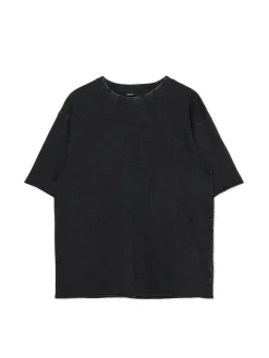 Czarna koszulka z surowym wykończeniem
